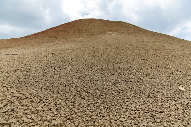 De weg naar het david gareja-klooster, prachtige landschappen, kleurrijke bergen en onverharde wegen