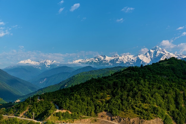 De weg naar Svaneti met berglandschappen en prachtige vergezichten Svan torent hoog boven