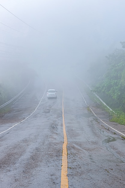 De weg op de berg is bedekt met mist