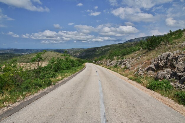 De weg op groene bergen van Bosnië en Herzegovina