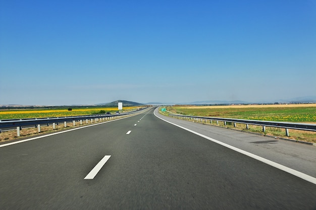 De weg op het veld van bulgarije