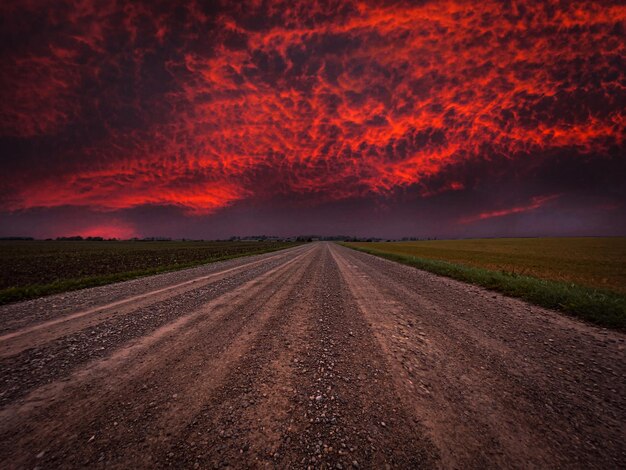 Foto de weg tegen de hemel bij zonsondergang