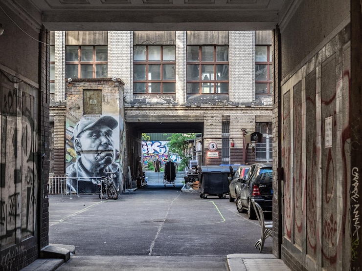 Foto de weg tussen de gebouwen in de stad