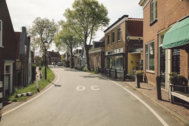 De weg tussen de huizen in de stad op een zonnige dag