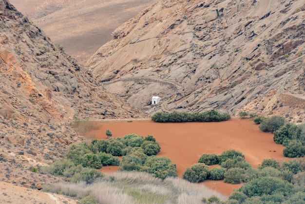 De weg van Bentacoria naar Pajara op het eiland Fuerteventura, Spanje