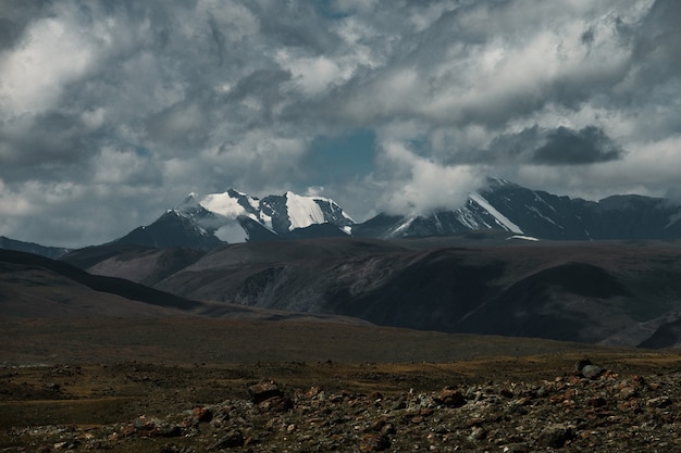 De weg van Kosh-Agach naar het dorp Belyashi in de Republiek Altai.