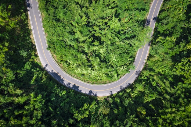 De wegfweg nr 12 die van de slang de stad op de groene bergpiek verbinden in Thailand