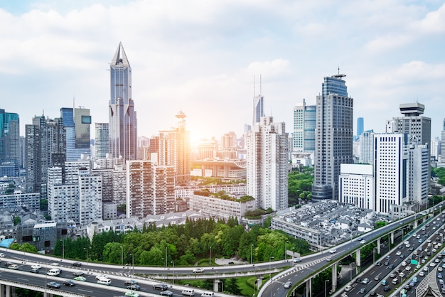 De wegviaduct van de stad panoramisch met de horizon van Shanghai, moderne verkeersachtergrond