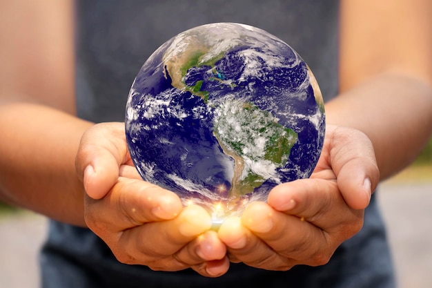 De wereld wordt vastgehouden door mensenhanden Earth Day-concept Earth Day op 22 april van elk jaar