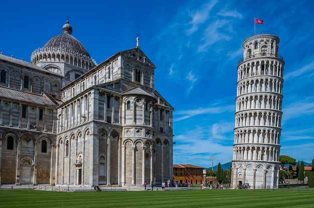 De wereldberoemde scheve toren in piazza dei miracoli, pisa, een van de unesco world heritage sites