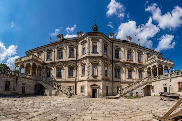 De werf in het Pidhirtsi-kasteel Lviv Oblast Oekraïne