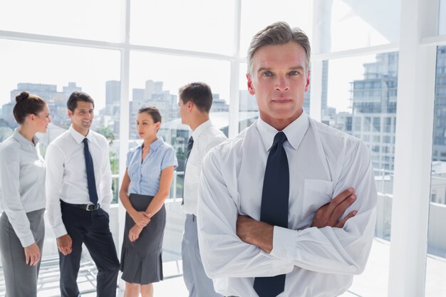 Foto de werkgever met wapens vouwde status in een modern bureau