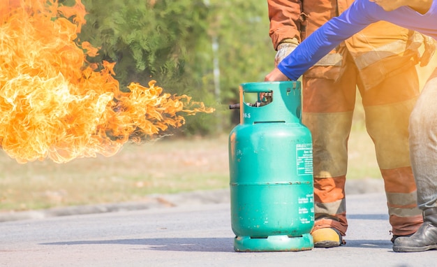 De werknemers Jaarlijkse training Brandbestrijding met gas en vuur