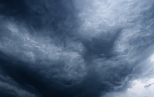 De wervelende patronen van de onweerswolken creëren een gevoel van beweging en onrust