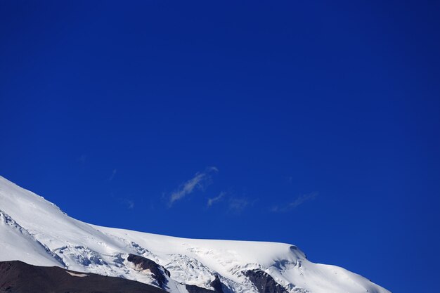 De westelijke helling van de berg Elbrus is bedekt met sneeuw. De noordkant van het Kaukasusgebergte in Rusland.