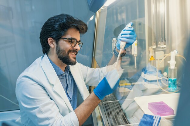 De wetenschapper experimenteerde in het laboratorium