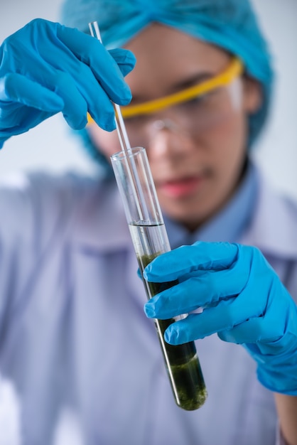 De wetenschapper test het natuurlijke productextract, de olie en de biobrandstofoplossing in het chemielaboratorium.