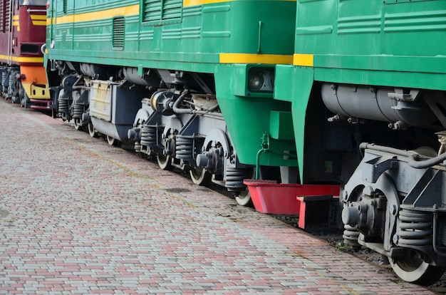 De wielen van een moderne Russische elektrische trein met schokbrekers en remmende apparaten.