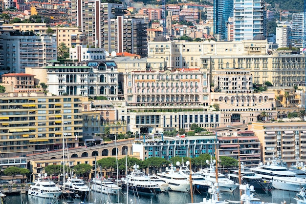 De wijk Monte Carlo van Monaco is van belang voor appartementen en jachten
