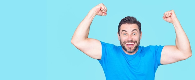 De win enthousiaste winnaar winnaar gebaar met opgeheven armen man schreeuwt voor succes viering verbaasd