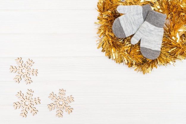 De winterhandschoenen met houten sneeuwvlokken op witte houten