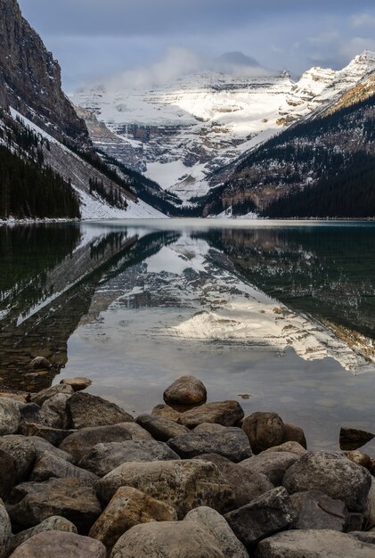 De wintermening van Meer Louise in het Nationale Park van Banff, Alberta, Canada