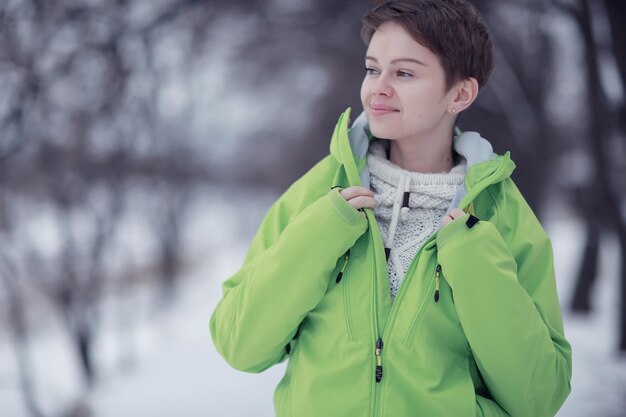 De winterportret van de sneeuw van het sportenmeisje