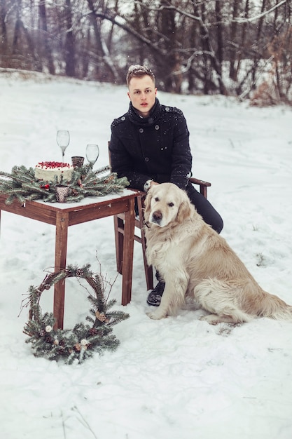 De winterportret van mens en hond Labrador