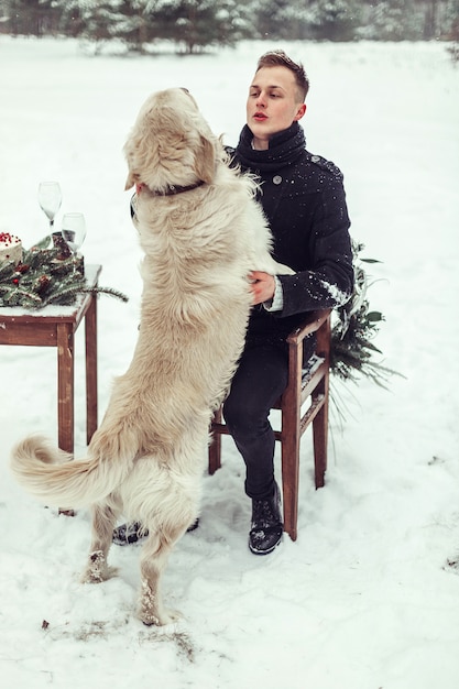 De winterportret van mens en hond Labrador