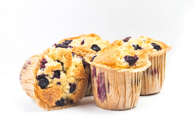 De witte achtergrond van blueberry muffin