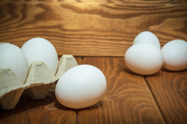 De witte eieren worden in een bak gestapeld