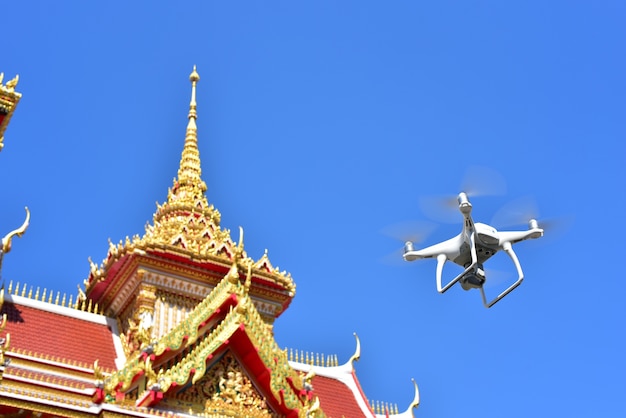 De witte hommel die voorzijde van pavilliontempel vliegen voor neemt van neemt luchtfoto.