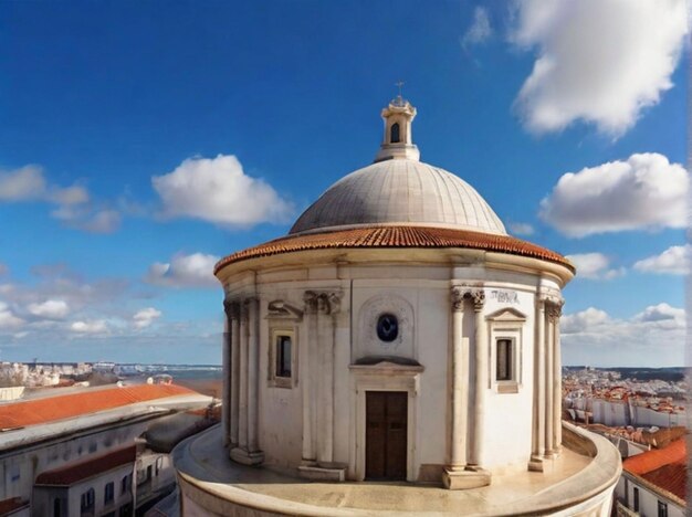 De witte koepel van het Nationaal Pantheon in Lissabon met een blauwe hemel en enkele wolken op de achtergrond