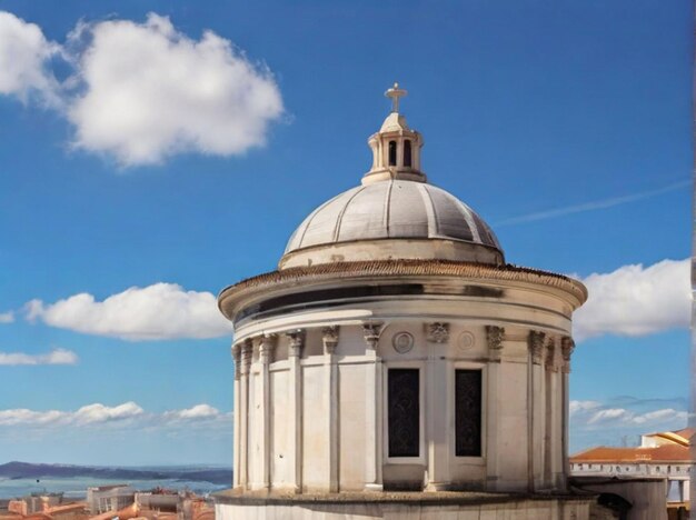 De witte koepel van het Nationaal Pantheon in Lissabon met een blauwe hemel en enkele wolken op de achtergrond