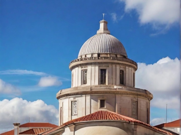 De witte koepel van het Nationaal Pantheon in Lissabon met een blauwe hemel en enkele wolken op de achtergrond