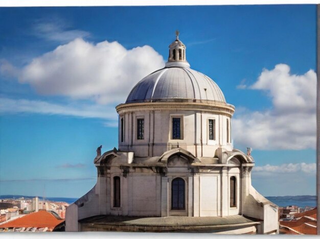 De witte koepel van het Nationaal Pantheon in Lissabon met een blauwe hemel en enkele wolken op de achtergrond