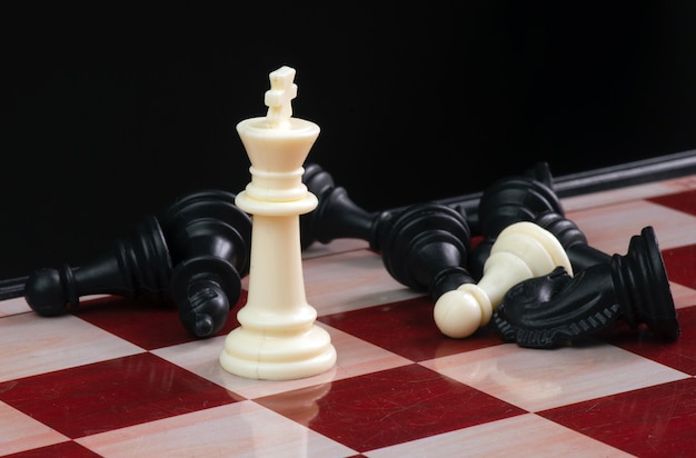 De witte koning close-up tussen de pion op het schaakbord