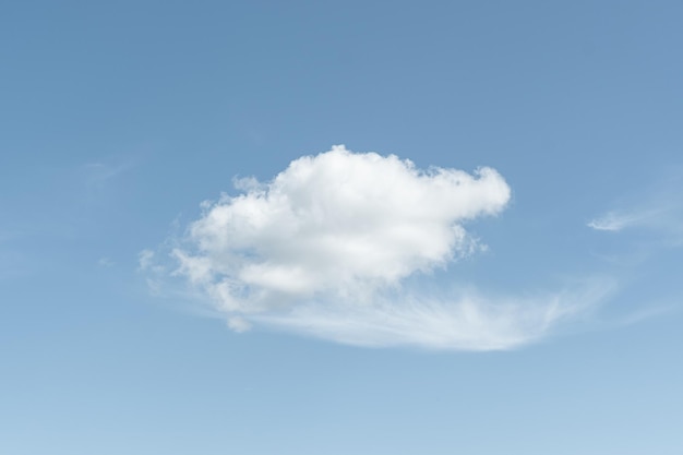 De witte wolken hebben een schilderachtige en landelijke vorm De lucht is bewolkt en blauw