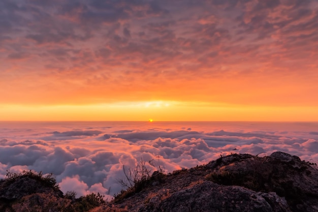 de wolken boven de bergen zijn prachtig met een zonsopgang en een zeer harmonieuze sfeer