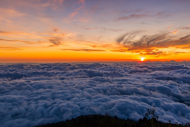 de wolken boven de bergen zijn prachtig met een zonsopgang en een zeer harmonieuze sfeer