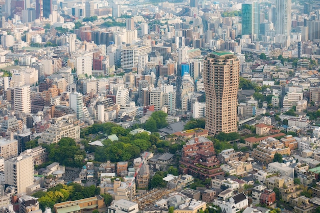 De Wolkenkrabber van Tokyo en hoog ontsproten gebouwen luchtschot.