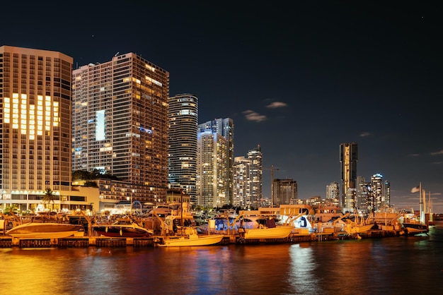 De wolkenkrabbers van de de horizonstad van Florida Miami bij de nacht de V.S