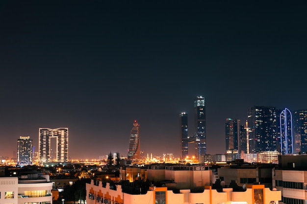 De wolkenkrabbers van Dubai's nachts