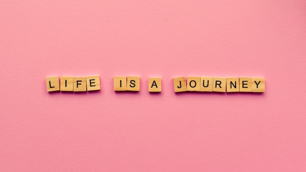 De woorden "Life is a journey" op roze papier