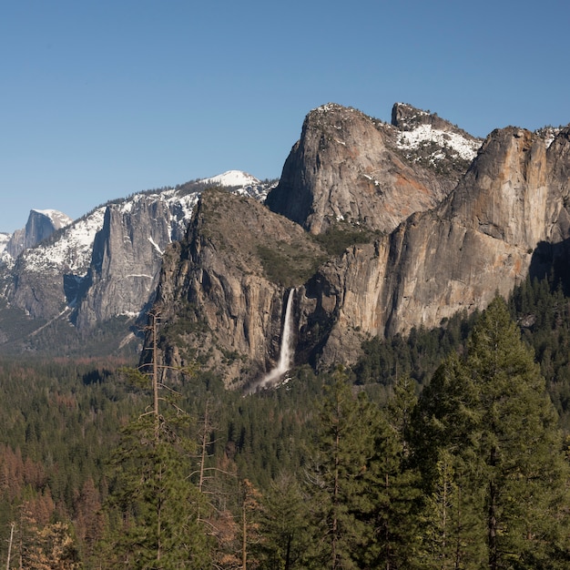 De yosemite waterval in het voorjaar met sneeuw op de toppen