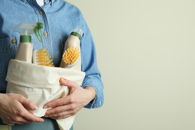 De zak van de vrouwengreep met milieuvriendelijke schoonmaakmiddelen