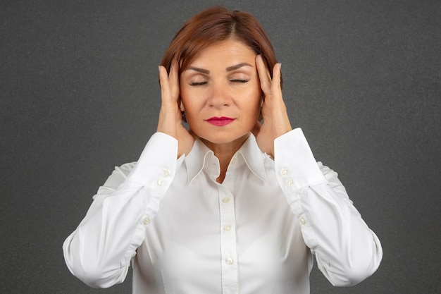 De zakenvrouw is moe en bezorgd van emoties. Stress en hoofdpijn. Werkende schokken.