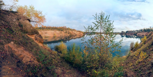 De zandige oever van een bergmeer in de herfst .Leningrad regio.