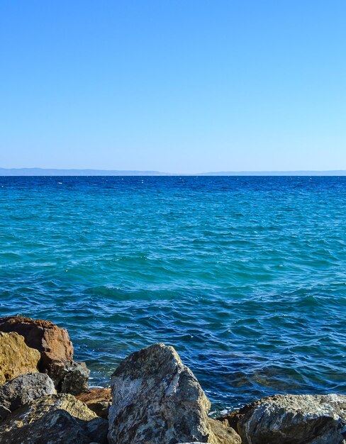 De zee en grote stenen Griekenland Kassandra Chalkidiki