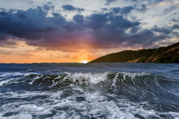 De zee heeft sterke wind